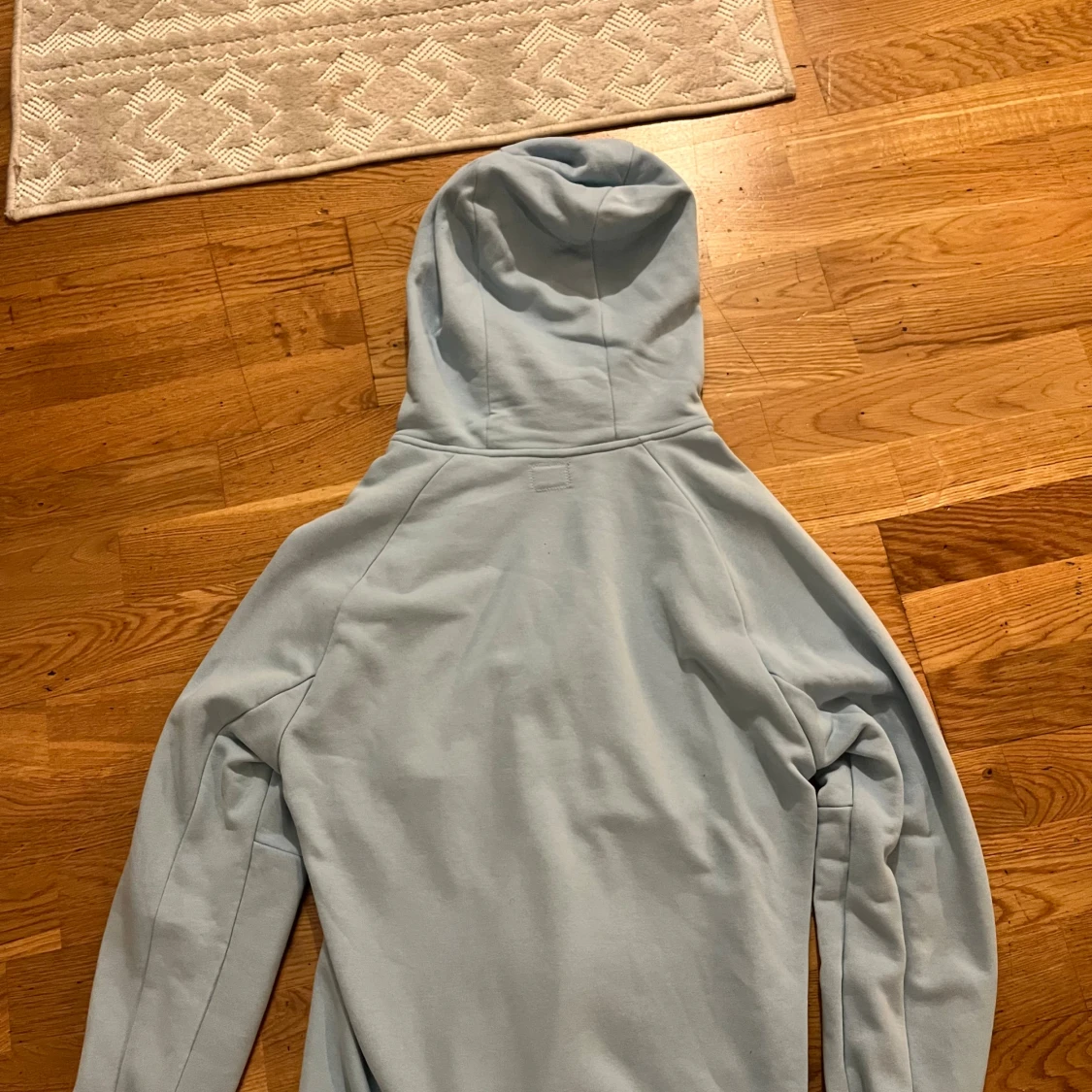 Ljusblå hoodie med dragkedja - 1