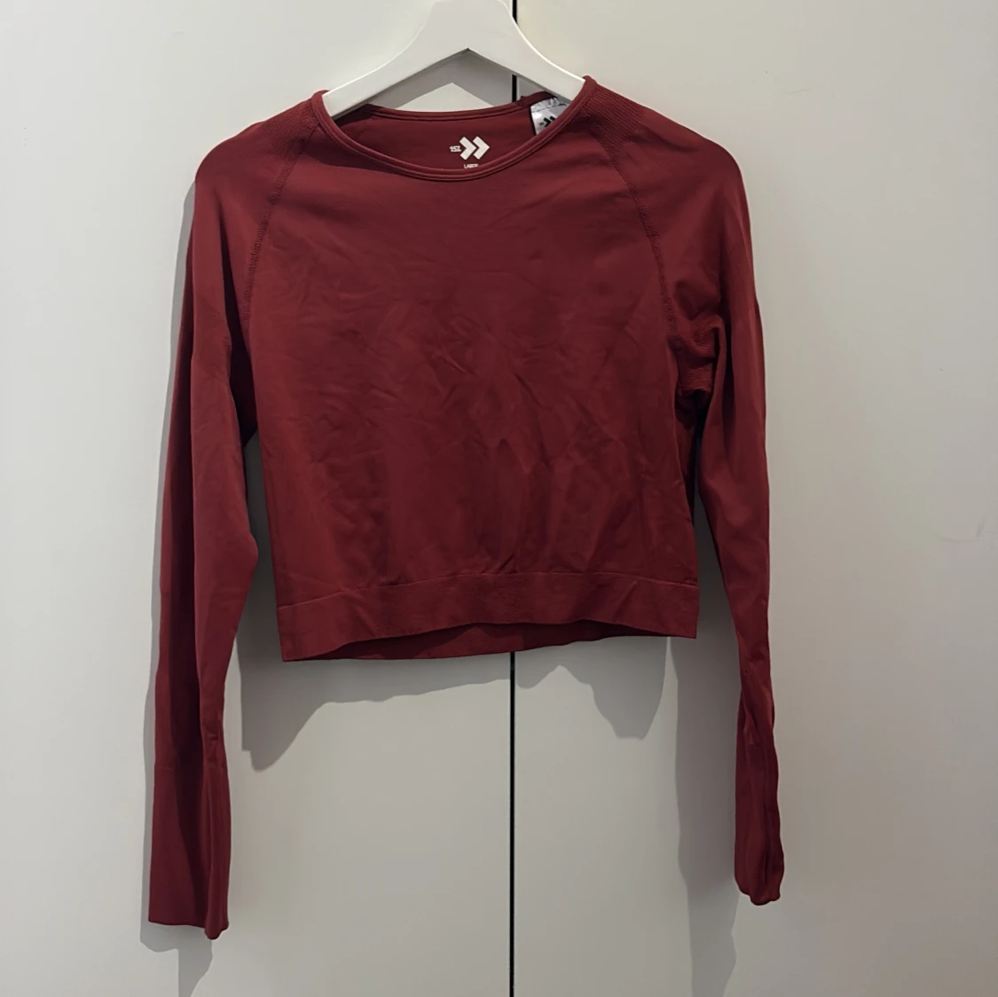 Mörkröd croppad långärmad topp