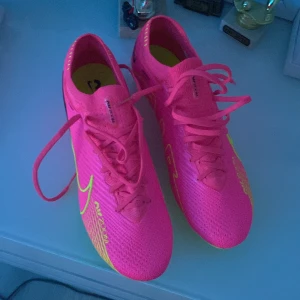 Nike mercurial elite (fotbollsskor) - Säljer ett par Nike mecurial elites för 1999kr oanvända från peter ankersen ex dansk landslags spelar kommer med elite påsen och dubbar
