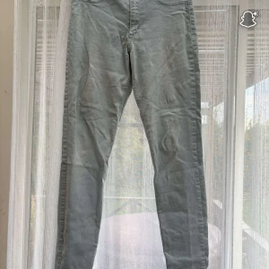 Ljusblå skinny jeans i denim - Säljer ett par ljusblå skinny jeans i denim med klassisk femficksdesign. Byxorna har smal passform och är perfekta för dig som gillar en tajtare stil. Passar dig som vill ha ett par enkla och stilrena jeans till vardags.