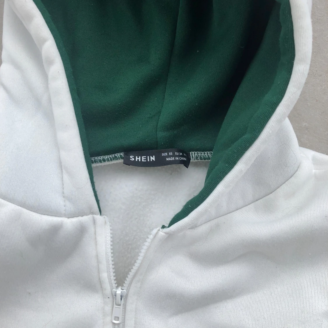 Vit hoodie med grön text från SHEIN - 3