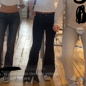 Svarta bootcut jeans låg midja - Säljer ett par svarta jeans med bootcut och låg midja. Byxorna har klassisk femficksdesign, smal passform upptill och utsvängda ben. Materialet är jeans med stretch för extra komfort. Perfekta för dig som gillar retrovibbar och vill ha en snygg siluett.