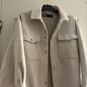 Kappa Zara - Beige kappa från Zara 