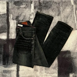 Levi's 506 - Ett par mörkblåa Levis 506 jeans i straight passform. Storlek 29/32. Skriv för vid frågor eller funderingar, pris kan diskuteras vid smidig affär!