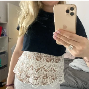 Vit spetsig linnetopp från Kappahl - Superfin vit ärmlös linnetopp från Kappahl med detaljerad spets och virkad look. Toppen har rund halsringning och är perfekt för en somrig och fräsch stil. Snygg att matcha med jeansshorts eller kjol för en boho-vibe.