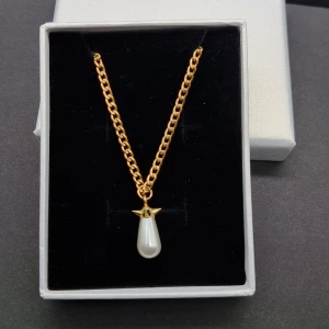 Handgjort halsband  - Halsband med pärla. Rostfritt stål.  