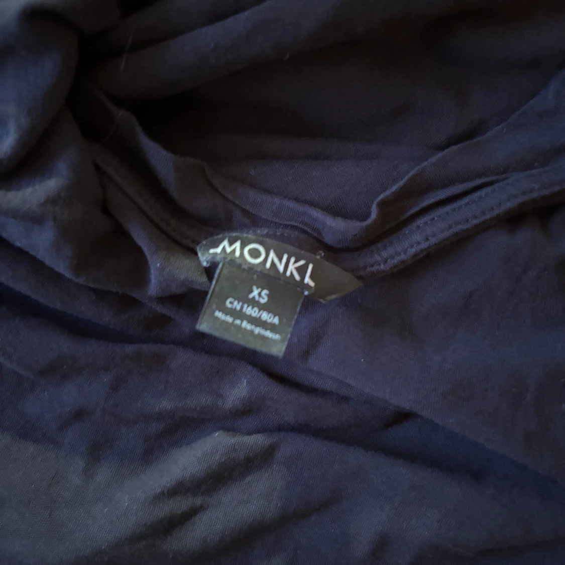 Svart croppad t-shirt från Monki - 2