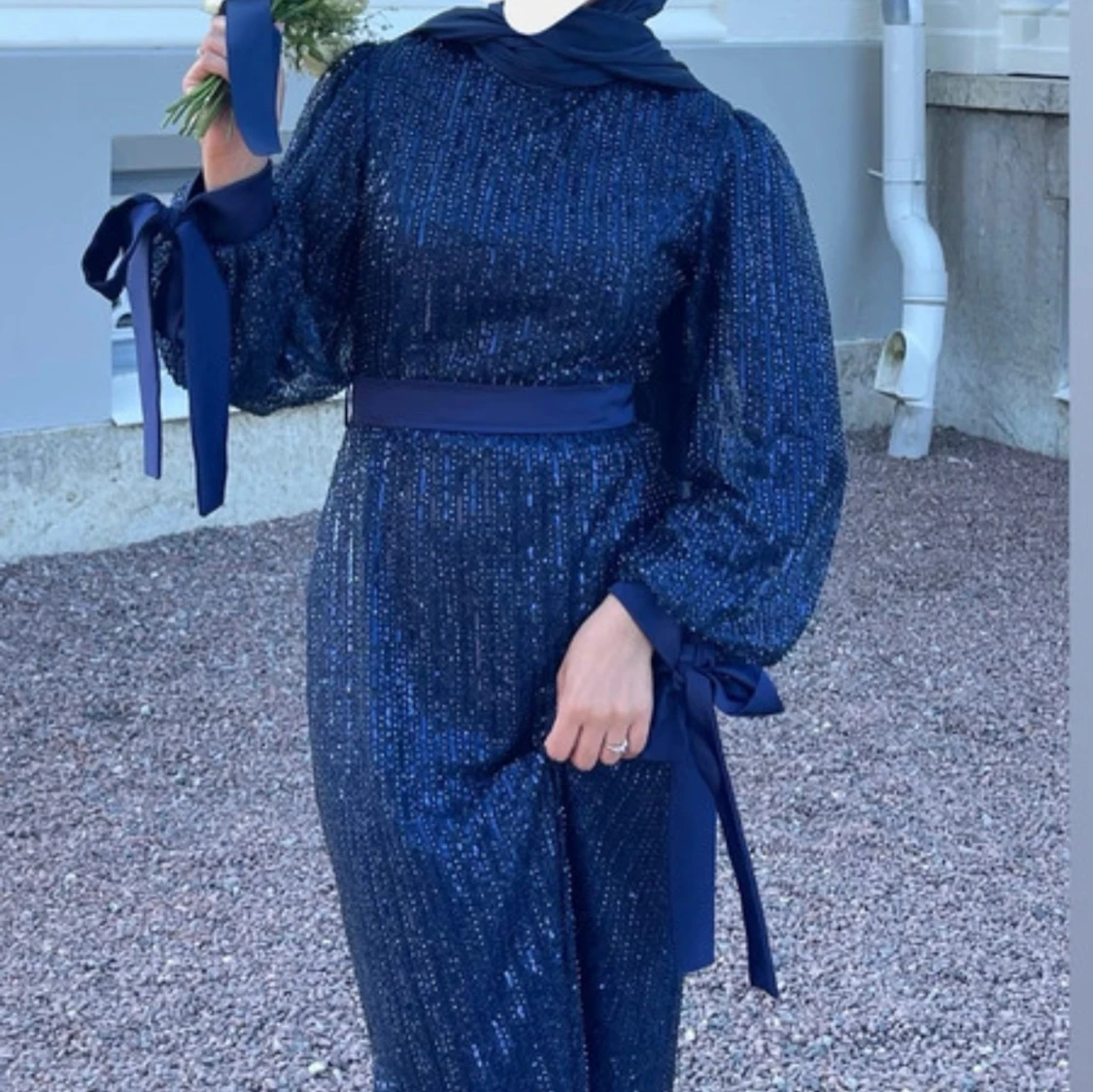 Marinblå glittrig långklänning med rosetter - 1