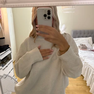 Vit stickad tröja  - Mysig vit stickad tröja från KappAhl i storlek L. Tröjan har en loose passform, ribbade muddar och lång ärm. Perfekt för kyliga dagar och enkel att matcha med jeans eller kjol. Använd fåtal gånger💞💞