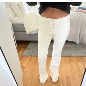 Vita bootcut jeans från hm - Snygga vita jeans🤍