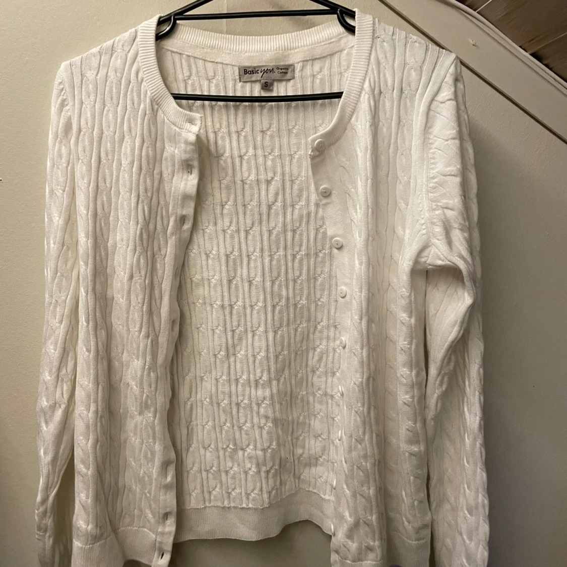 Vit stickad kofta  - 1