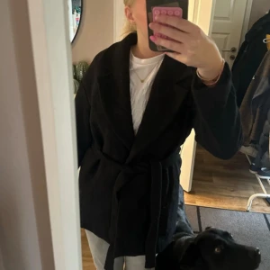 Snygg kappa - Köpt på Vinted men passade inte, någon ullblandning. Har två knappar fram och knyte, slits bak💕 jättefint skick 