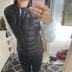 Svart dunväst moncler - Storlek 1 men sitter som S. Ingår moncler påse och moncler zippbag till västen, svart limited edition