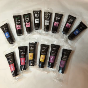 Polygel Acryl Gel för naglar - Säljer ett kit med 14st Polygel Acryl Gel från Mobray. Helt nya i olika färger. innehåller 15g polygel för nagelförlängning och design. Perfekt för dig som vill fixa snygga naglar hemma.