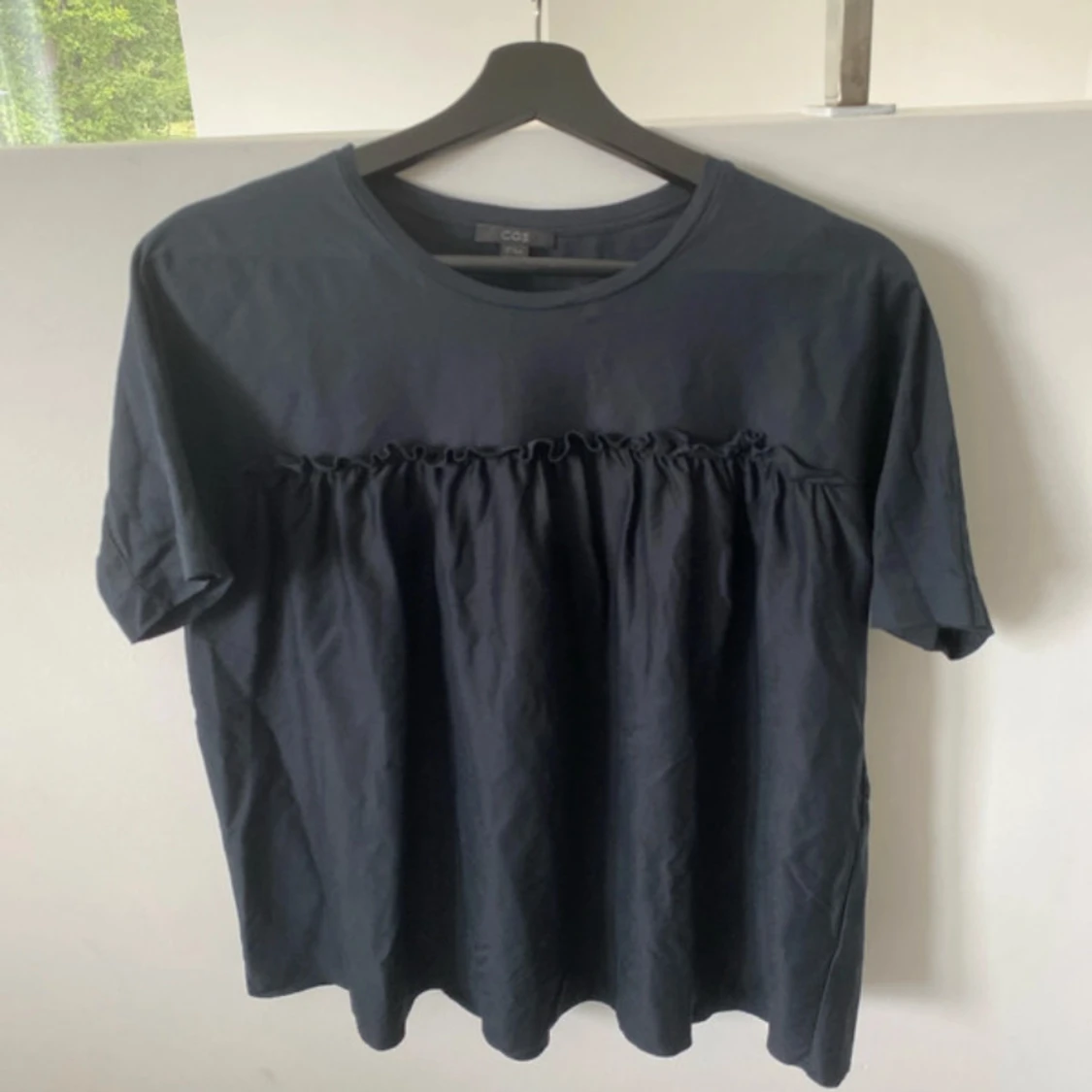 Marinblå blus med rynk från COS