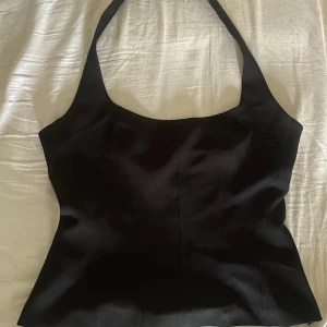 Halterneck - Svart halterneck som ger en snygg siluett. Köpt ett år sen men tyvärr aldrig använd.