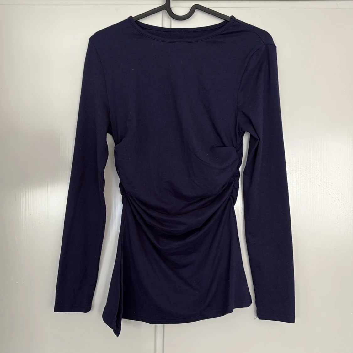 Mörkblå långärmad topp med drapering