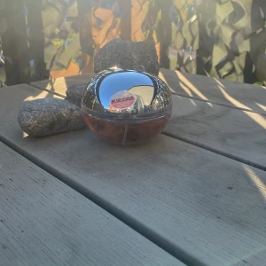 DKNY Be Delicious parfym rosa - Säljer en DKNY Be Delicious parfym med rund, äppelformad flaska. Locket är spegelblankt i silver och flaskan är genomskinlig med rosa vätska. Fräsch och söt doft, perfekt för dig som gillar fruktiga toner.