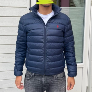 Raulph lauren jacka  - Säljer en marinblå dunjacka från Raulph Lauren. Sjukt snygg och passar perfekt nu mot hösten! Personen på bilden är 175cm, 70kg. Bara att skriva vid frågor, pris ej hugget i sten🔥