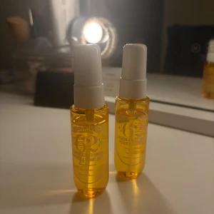 Sol de Janeiro Brazilian Crush 62 - Två små flaskor Brazilian Crush Cheirosa 62 från Sol de Janeiro. Parfymen har en söt och varm doft av pistage och salt karamell. Flaskorna är genomskinliga med gul vätska och har vita spraykorkar. Perfekt att ha med i väskan.