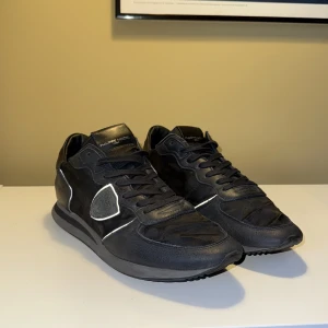 Philippe Model Trpx - Säljer dessa riktigt feta Philippe Model storlek 44. Nypris ca 3200 mitt pris 1899. OBS priset är inte hugget i sten! vid några funderingar kan du höra av dig.