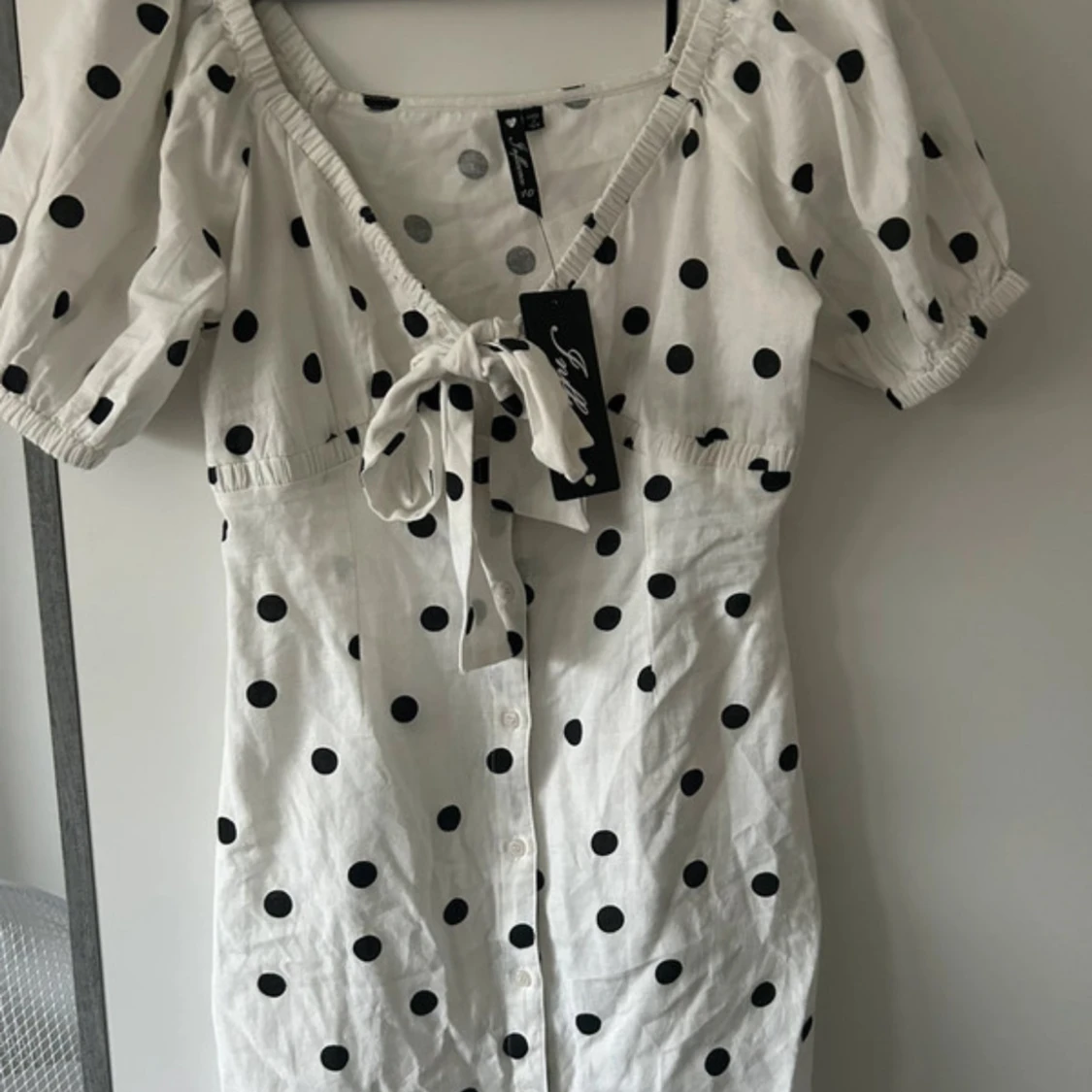 Vit prickig kortklänning Influence