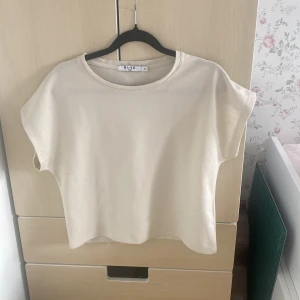 Beige topp från NA-KD i bomull - Beige topp från NA-KD väldigt korta armar