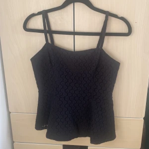 Svart spetslinne från Vero Moda - Svart linnetopp från Vero Moda st 34