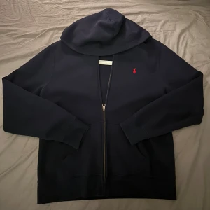 Zip-up hoodie från Ralph Lauren - Tjo, säljer en hoodie från Ralph Lauren i väldigt bra skick då den knappt är använd. Hoodien är i barnstorleken XL(18-20) men passar som S i herrstorlek. Skickas med frakt eller så finns den att hämtas i Göteborg