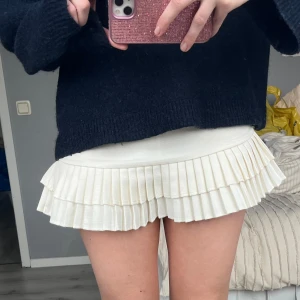 Cool kjol - Lite som linne material, inbyggda shorts, dragkedja vid sidan och lite resår bak, väckade vid volangen