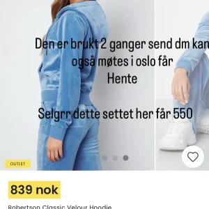 Blå velour hoodie från Juicy Couture - Säljer en klassisk blå velour hoodie från Juicy Couture. Tröjan har huva, dragkedja framtill och ribbade muddar. Perfekt för en chill och trendig look. Mjuk och skön med snygg passform.