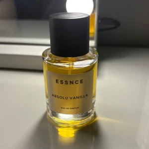 ESSNCE Absolu Vanilla Eau de Parfum -  Essnce parfym, helt ny oanvänd. Den har en höstig,kryddig doft är jätte lik kayali 28. Perfekt att kombinera med andra parfymer som vanilj 