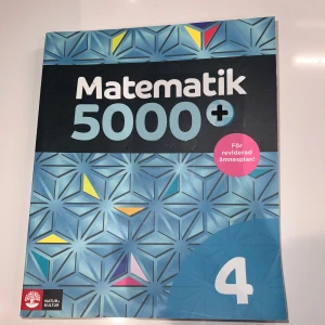 Matematik 5000+ 4 - Plugga smartare med Matematik 5000+! Den här boken är anpassad för den reviderade ämnesplanen och hjälper dig att ta dig igenom matte på gymnasiet eller basåret. Perfekt för dig som vill ha tydliga förklaringar och utmanande övningar. Denna bok är som ny, köpt för 600kr, men säljer för 500kr!