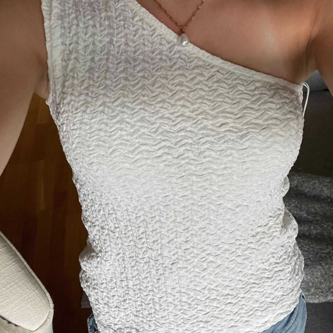 Vit one shoulder topp från Kappahl