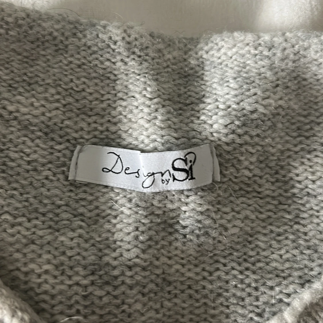 Grå stickad kofta från Design by Si - 2