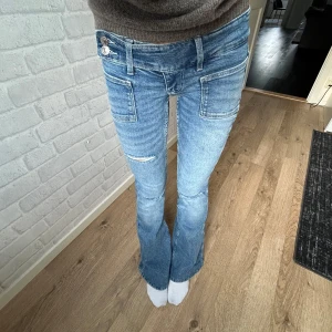 Blåa bootcut jeans - Blåa bootcut jeans från Gina ”14+”, väldigt bra skick!! De e uppsydda men går att lägga ner (ja e runt 1,60 cm)