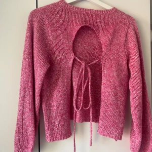 Stickad tröja med öppen rygg - Fin tröja med öppning och knyte i ryggen!