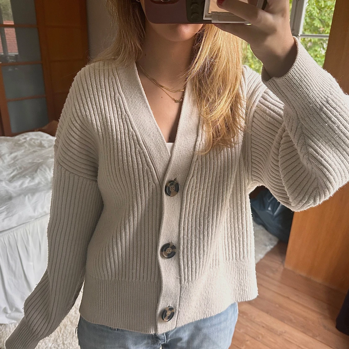 Beige ribbstickad kofta med knappar