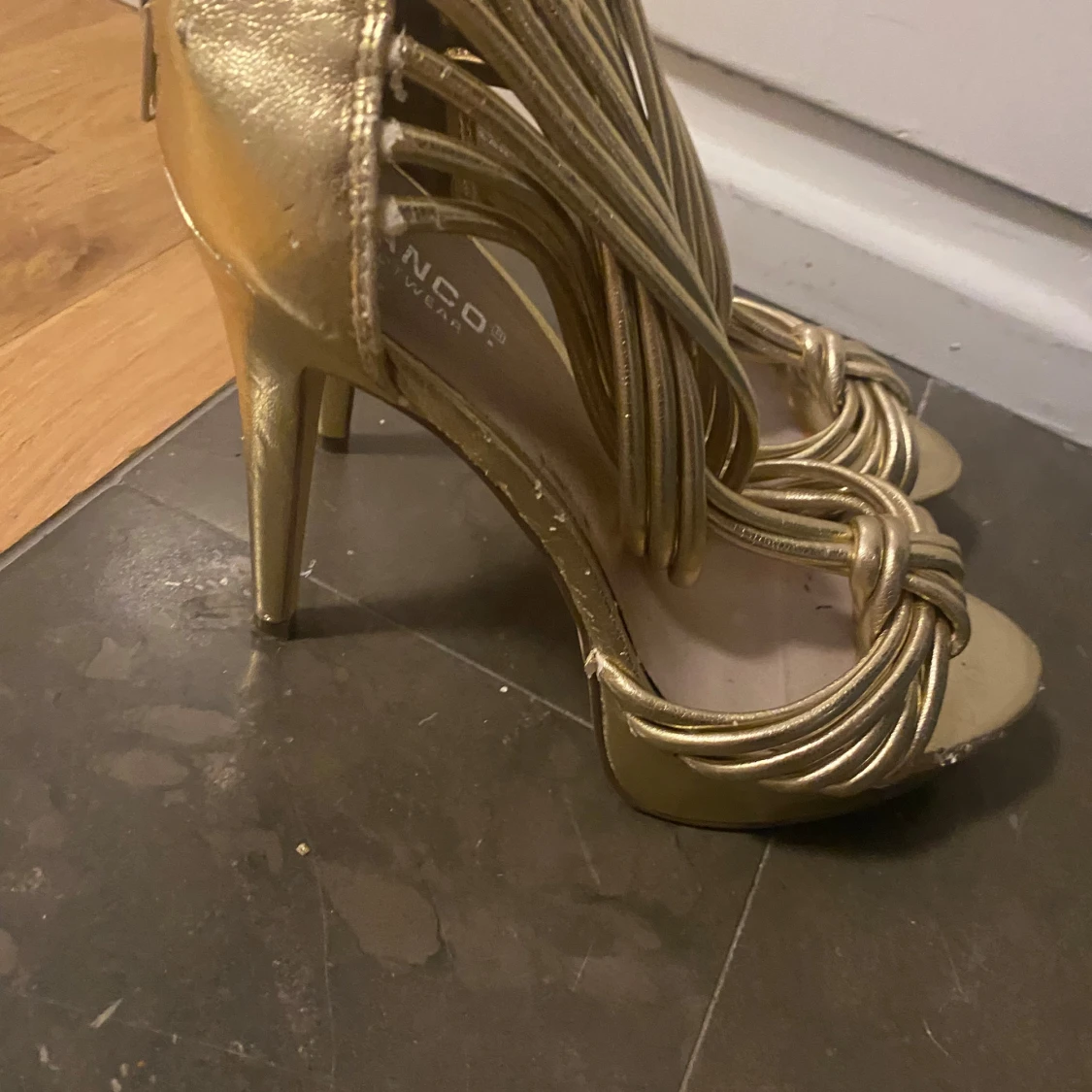 Guldiga klackade sandaler från Bianco - 1