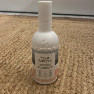 Waterclouds Moist Shampoo 250ml - Waterclouds Moist Shampoo är en återfuktande schampo för torrt och sprött hår. Innehåller växtkeratin och solrosfröolja som ger näring och glans. Flaskan är vit med pastellfärgade detaljer och rymmer 250 ml. Perfekt för dig som vill ha mjukt och starkt hår.