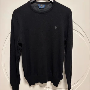 Ralph Lauren tröja  - Ralph Lauren tröja | Skick: 9/10 | Tillbehör: Endast tröja | Nypris: 1599 SEK | Strolek: M | Pris kan diskuteras, vid fler bilder eller frågor hör av er! 🍂🍁