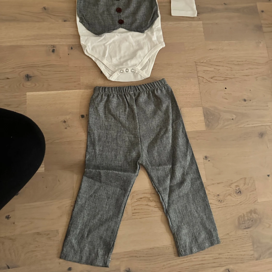 Festlig babykostym Grå kostymset med fluga för barn - 2