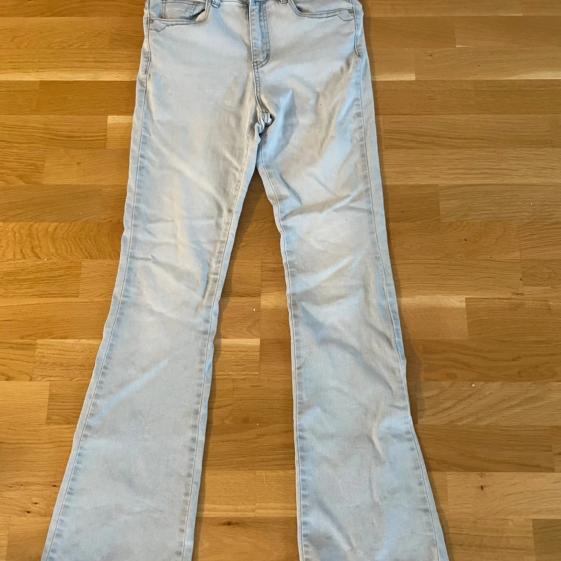 Ljusblå bootcut jeans med hög midja
