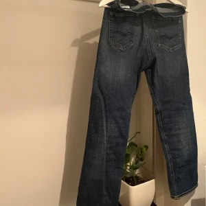 Blåa replay jeans - storlek 14y men sitter som 28/30. Priset är ej ristat i sten. Fråga om ni undrar något😁