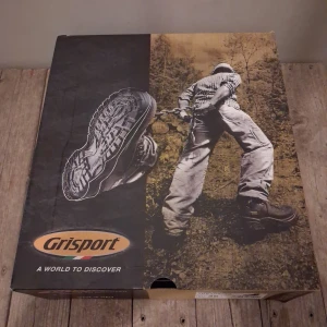 Svarta Grisport kängor med BOA och Gore-Tex - Svarta kängor från Grisport med BOA-snörningssystem och Gore-Tex-membran som håller fötterna torra. Snygg, sportig design med robust Vibram-sula och förstärkta partier. Perfekt för dig som vill ha grym komfort och funktion på äventyret. Ny pris 3700 kr