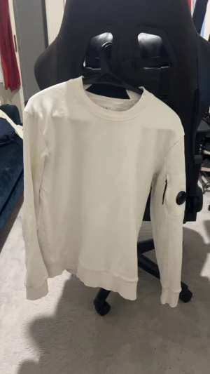 c.p company sweatshirt - vit stilren cp company sweatshirt, väldigt bra skick men en liten ficka på armen