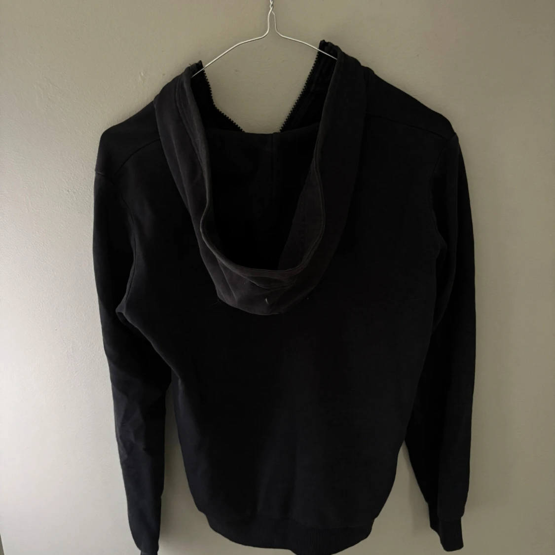 Svart Peak Performance hoodie - 1