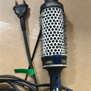Björn axen  Heated Brush 45 mm - Säljer min älskade heat brush då jag köpt en ny. 