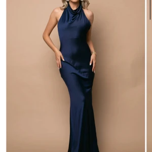 Marinblå balklänning  - Säljer min balklänning från Roserry. Klänningen är i satin och har öppen rygg💕Endast använd 1 gång!💕