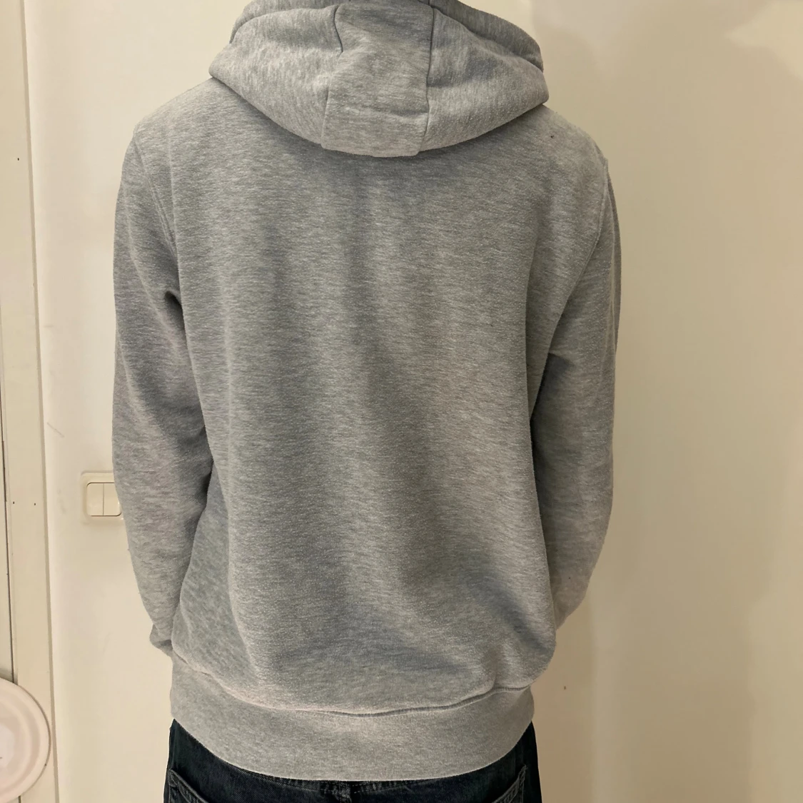 Grå hoodie med magficka och huva - 2